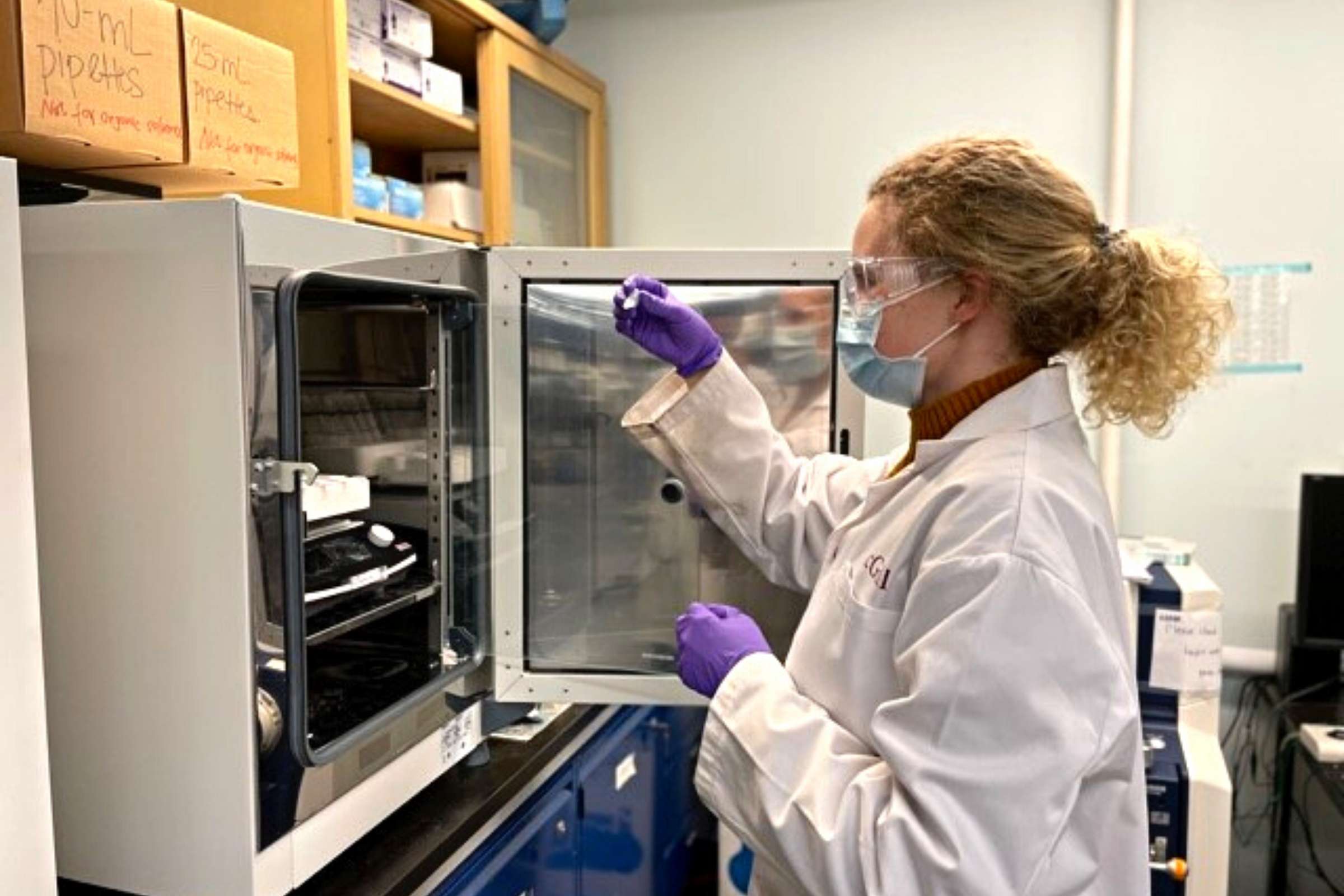 Raphaela Allgayer working in the lab.