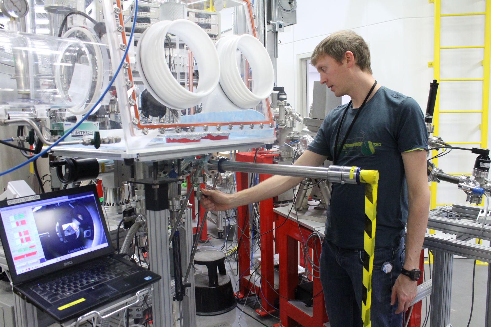 Dr. Christian Vogel using the VLS-PGM beamline to analyze a sample at the CLS.