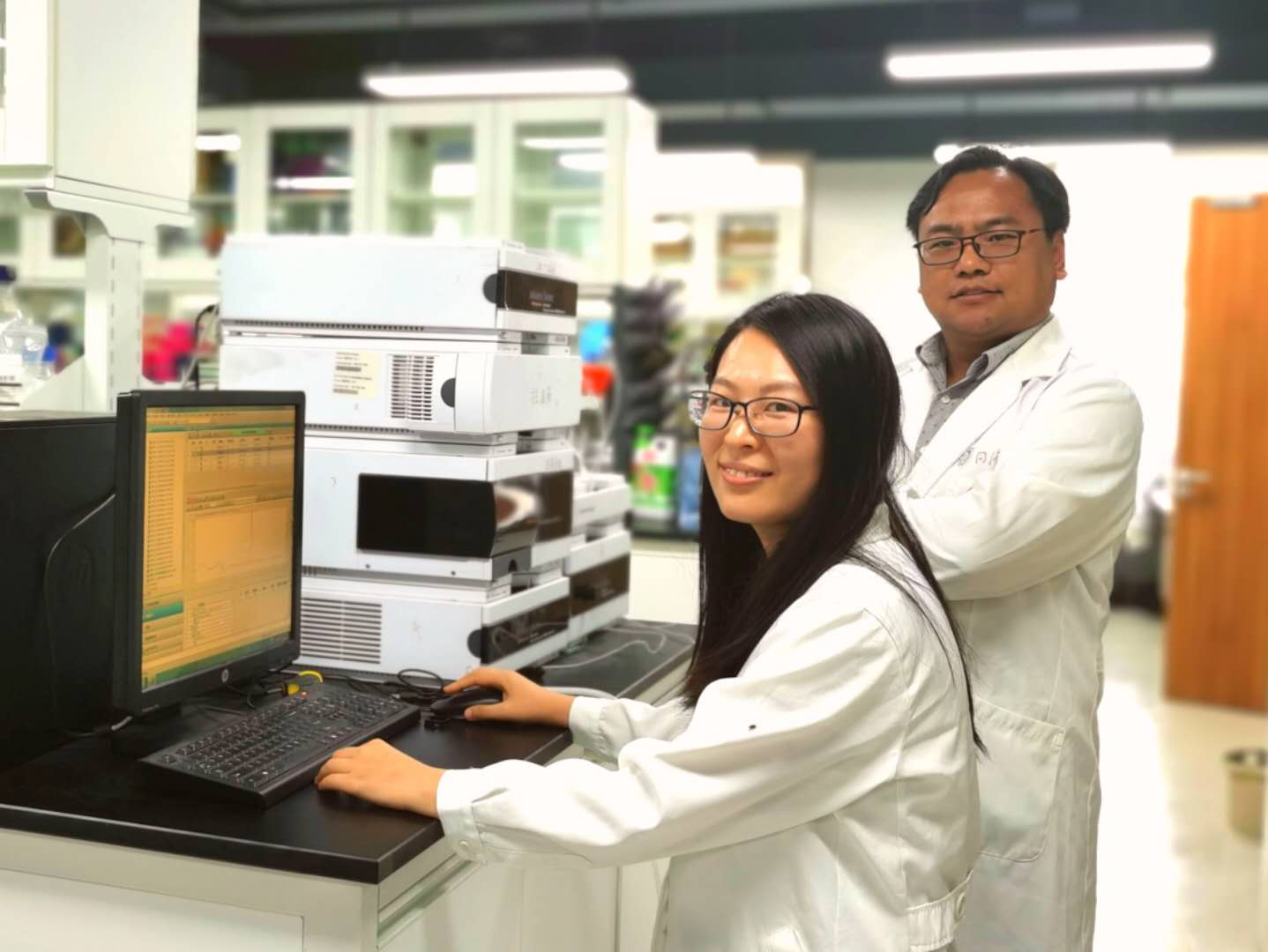 Ying-Ying Jiang (front) and Prof. Chen collecting data at Tongji University in China.