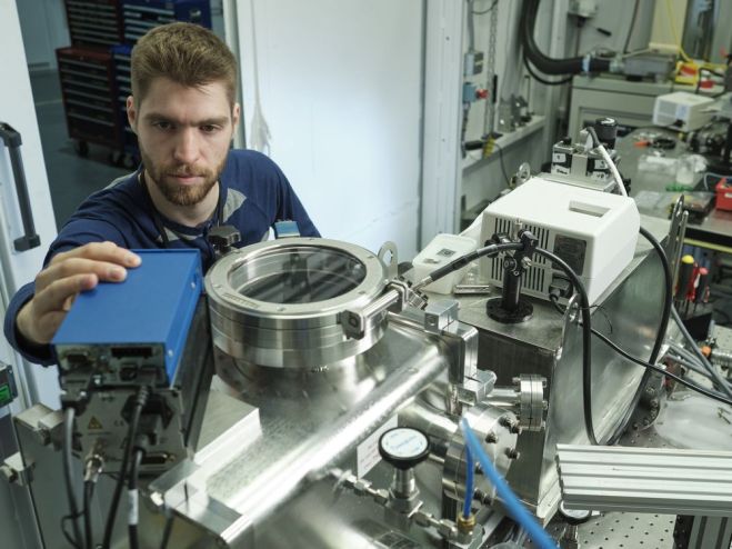 Arthur Situm conducting research at SXRMB beamline. Photo by David Stobbe for USask.