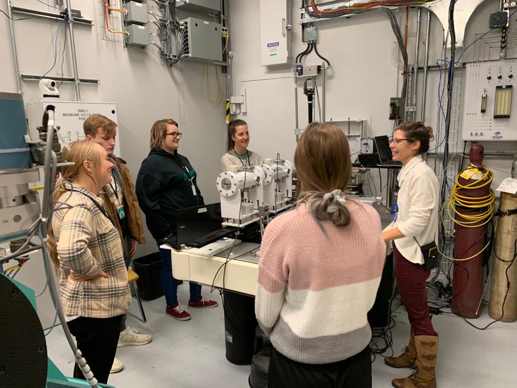 Tracy Walker (right) helps students to use the IDEAS beamline at the CLS.