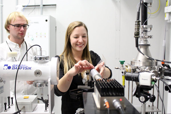 Students mounting a coin sample at our IDEAS beamline. (Photo by USask)