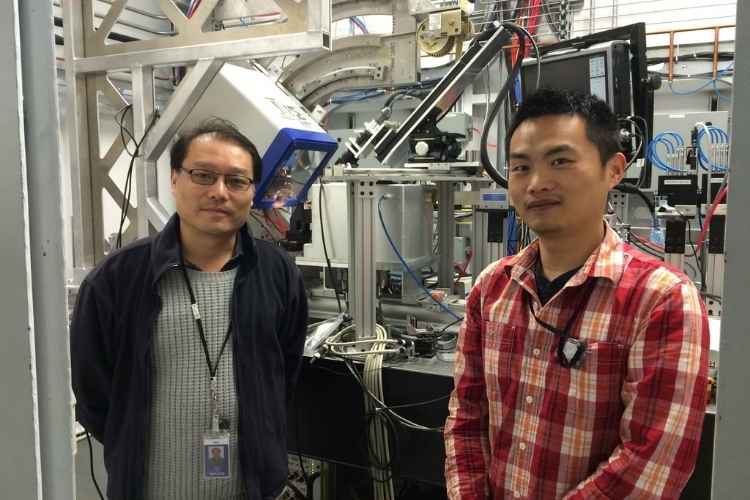 Dr. Renfei Feng, Senior Scientists for the CLS' VESPERS beamline, (left) and Dr. Qiong Wang, first author on this study.